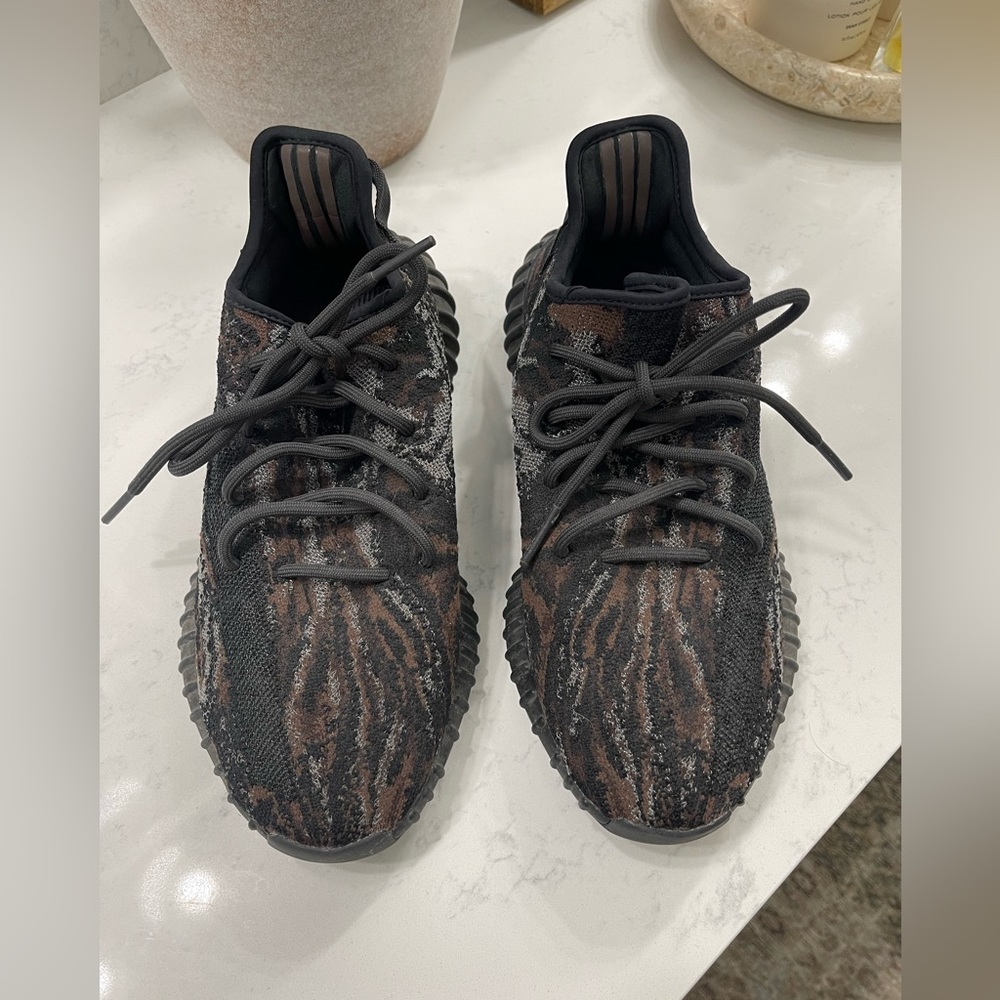 Yeezy 350 v2 ROCK - Picture 2 of 6